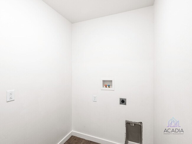 Building Photo - Spacious 3 Bed/2.5 Bath Townhome in Magna Community!