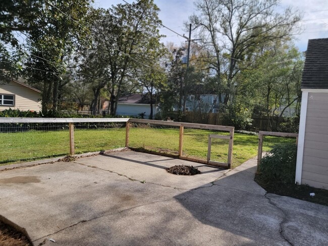 Building Photo - 2515 Gladys St