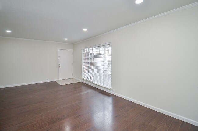 Building Photo - 2121 Fountain View Dr