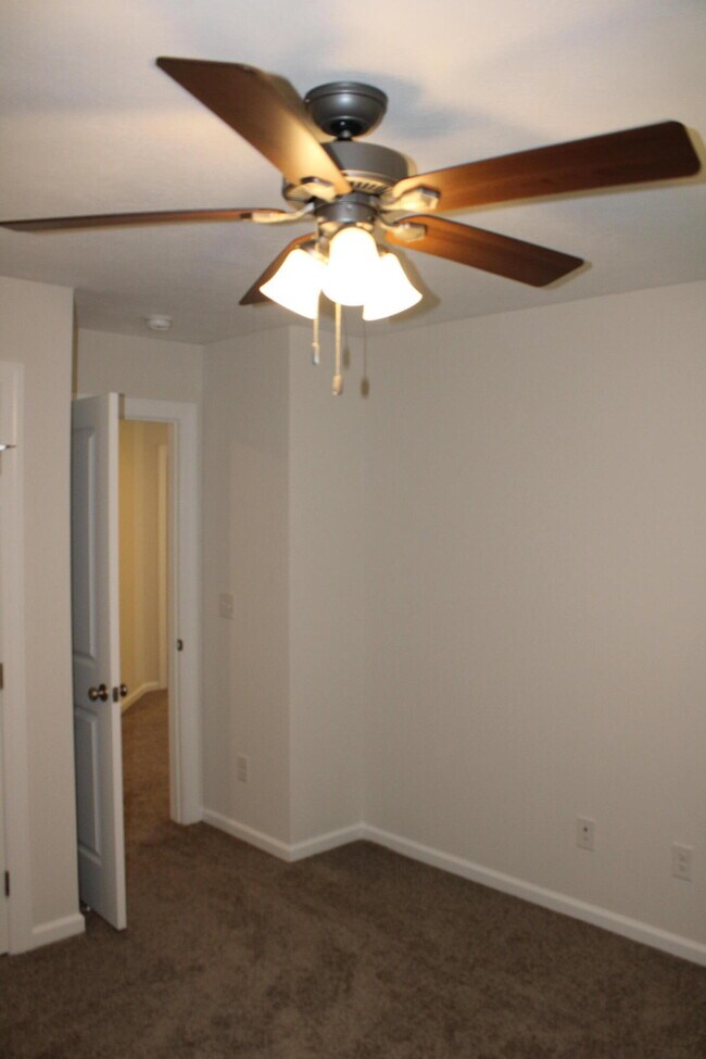 Building Photo - 846 Lillian Pk Dr