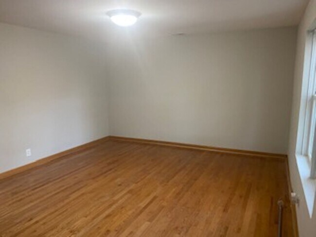 Building Photo - 4 bedroom 2 bath home in Lemont.