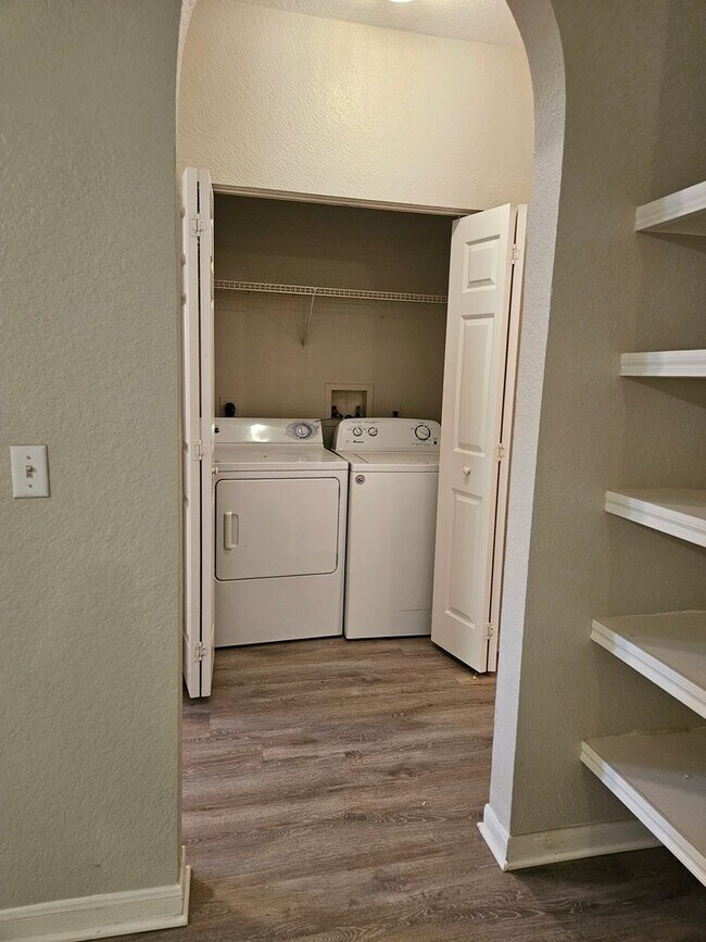 Building Photo - Available now 2bed 2bath Downtown Orlando ...