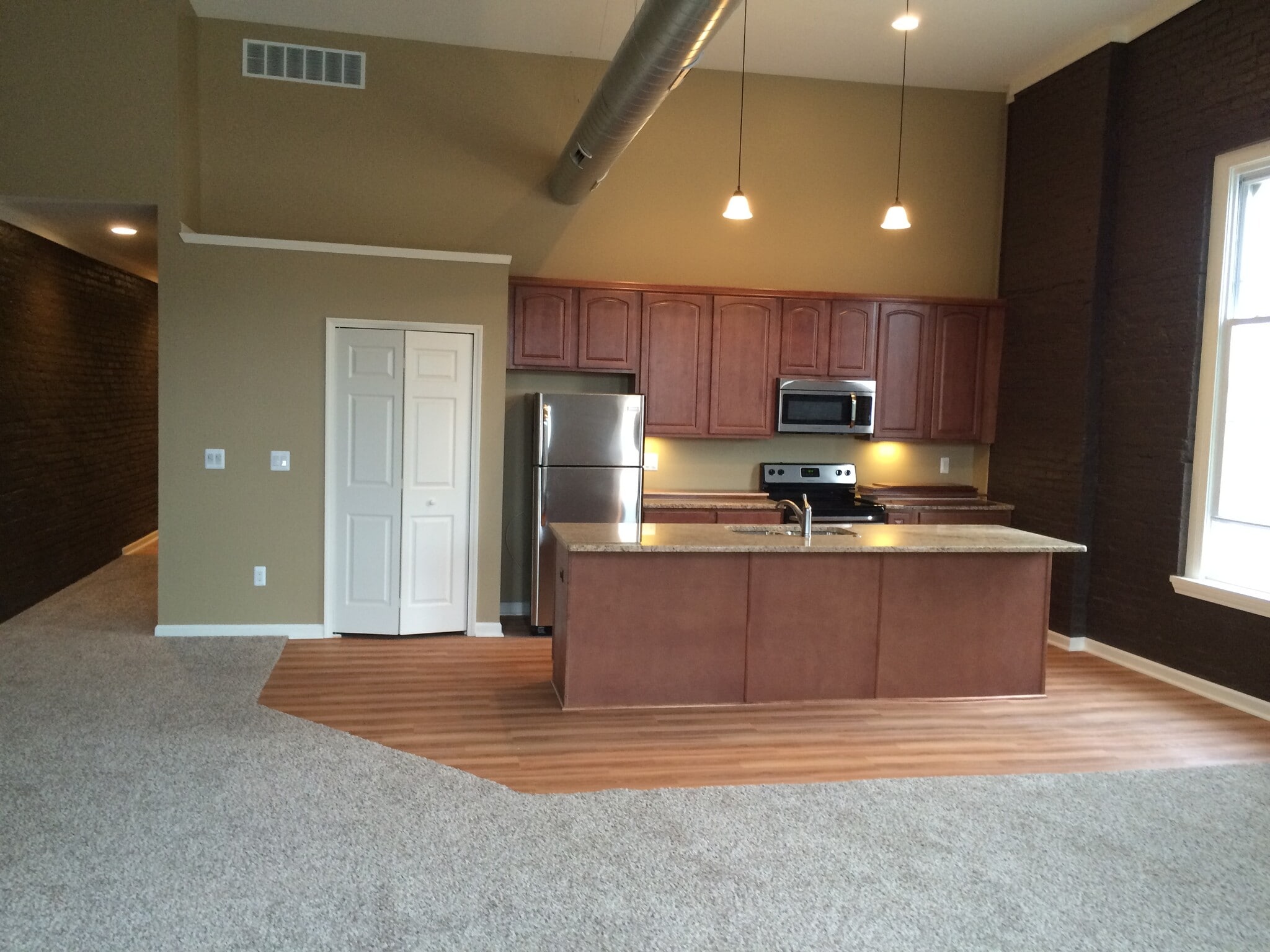 Building Photo - 135 S Main St