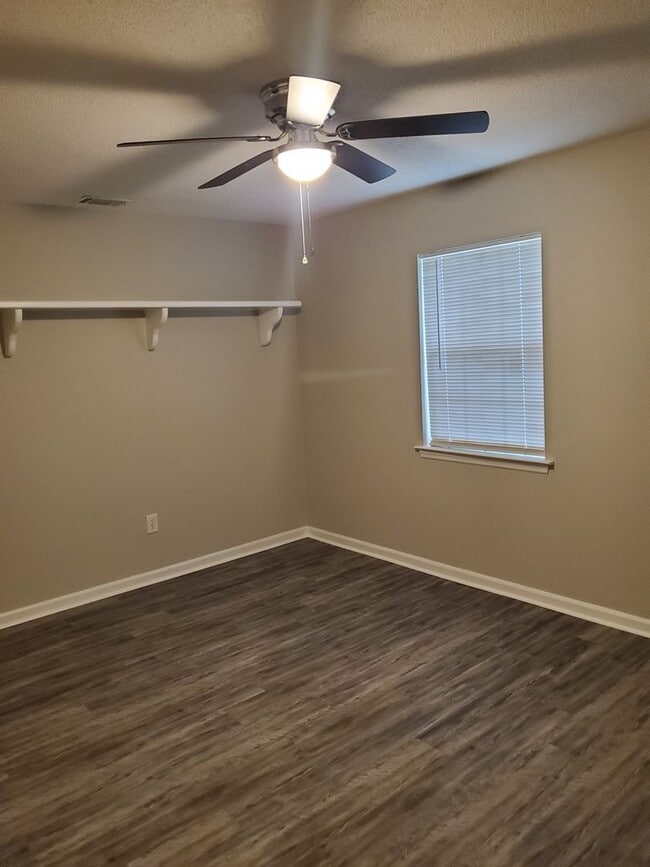 Building Photo - 2 Bedroom, 2 Bath Georgetown townhome with Community Pool, Tennis court, and Playground!