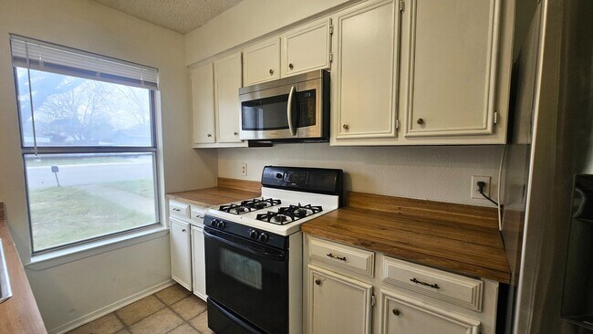 Building Photo - 1002-1002 Mulkey Ln