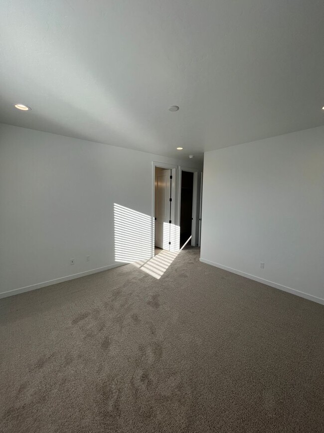 Building Photo - BRAND NEW 3 Bed 2.5 Bath Townhome