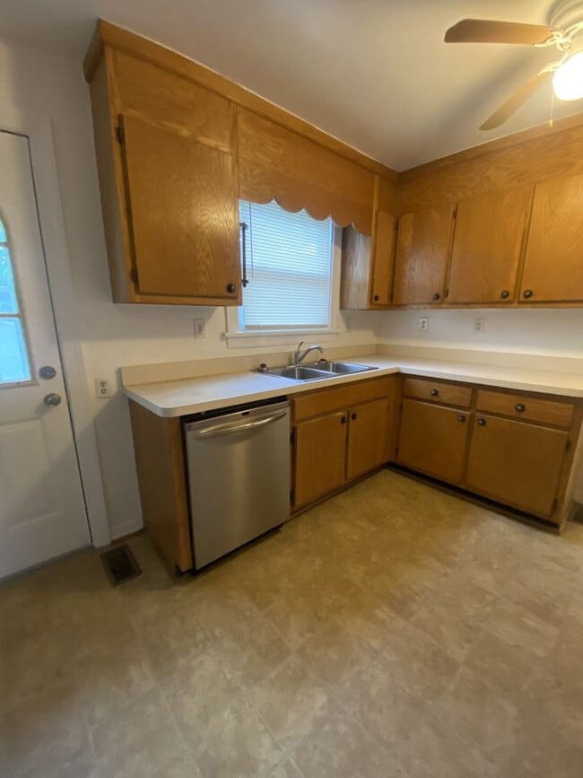 Building Photo - 2 Bedroom 1 Bath