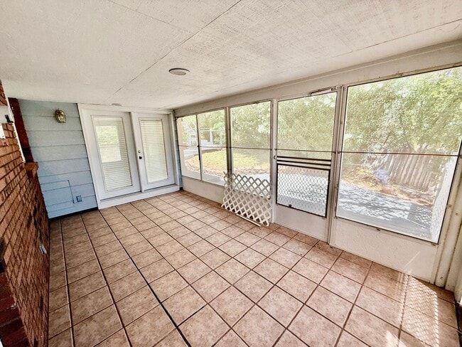 Building Photo - Distinctive and Spacious 5-BR Home in Bloomington