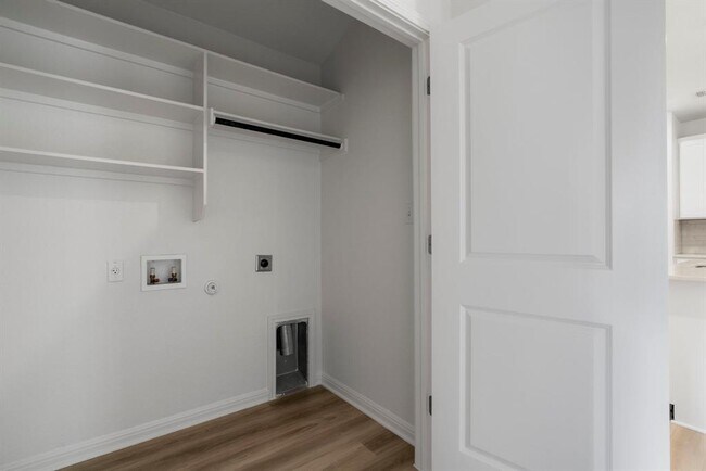 Building Photo - 121 Oakdale Meadows Ln