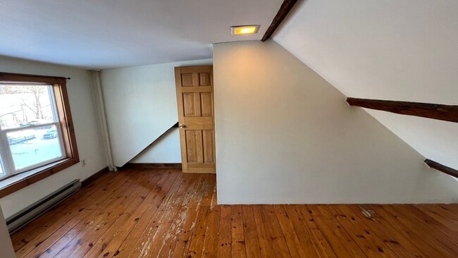 Building Photo - Rustic Single Family Home, Private Deck, Fenced-In Back Yard, Wood Flooring ...