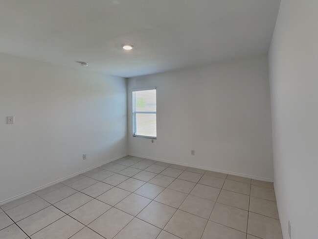 Building Photo - Modern Comfort Meets Prime Location – Single-Story Living at Its Best!