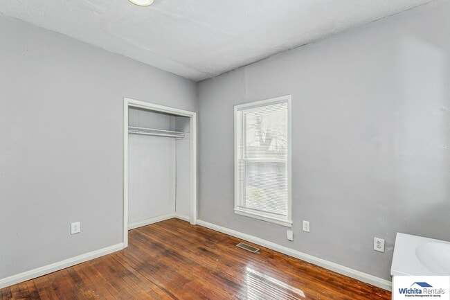 Building Photo - 3 bedroom 1.5 bath home