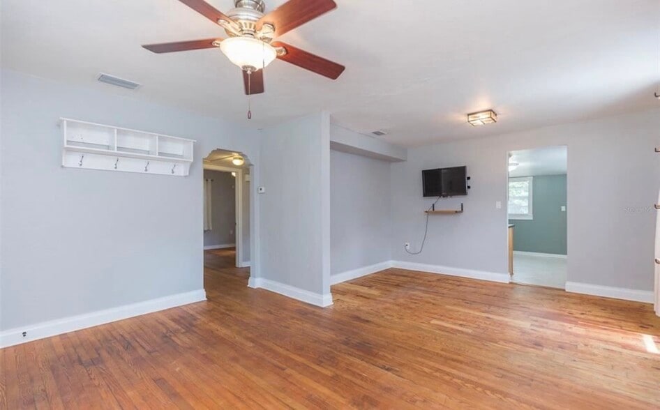 Building Photo - 1221 E Flora St