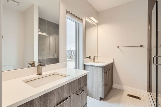 Building Photo - GORGEOUS TOWNHOUSE IN RiNo