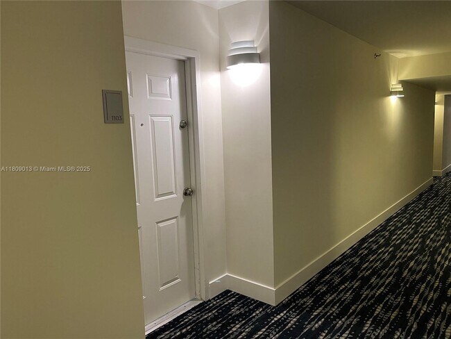 Building Photo - 540 Brickell Key Dr