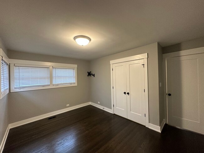 Building Photo - 3830 W Touhy Ave