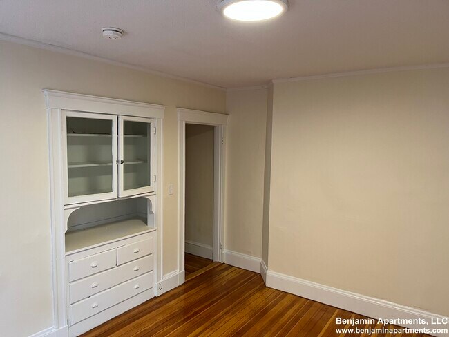 Building Photo - 8 Barrows St