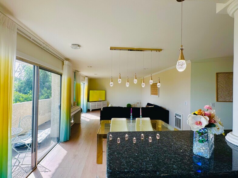 Building Photo - 8400 De Longpre Ave