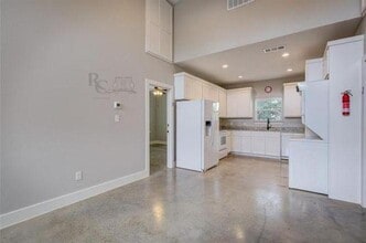 Building Photo - 703 Maple St