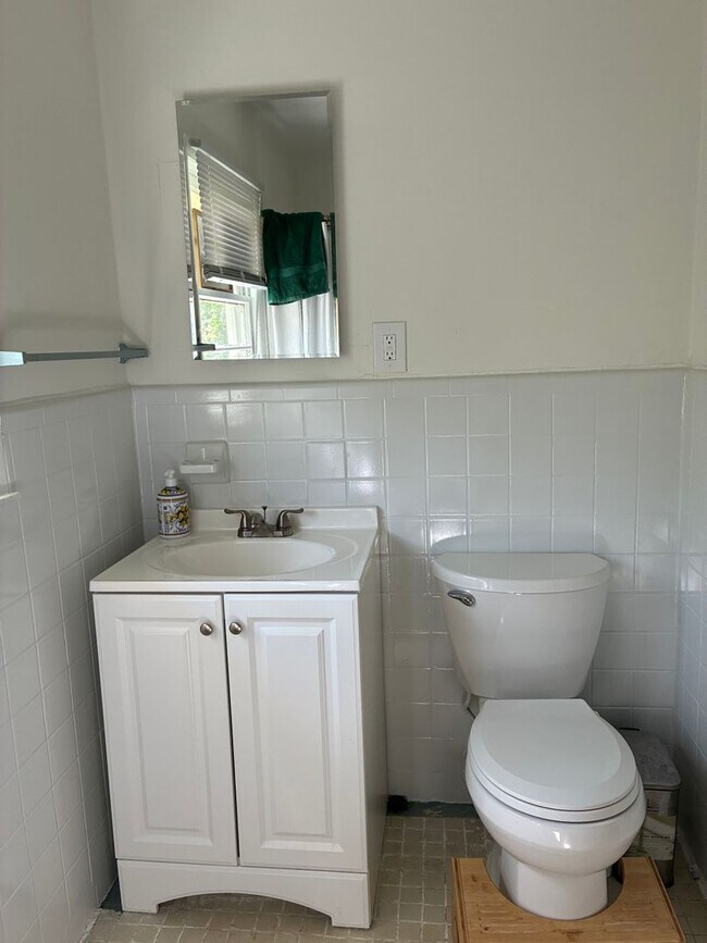 Building Photo - 3 bedroom 2 bathroom near St. Mary's Hospital