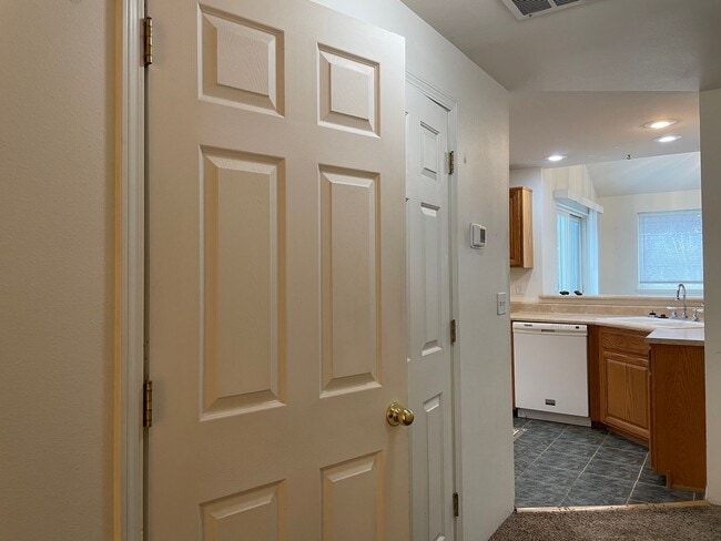 Building Photo - This 3 bedroom 2 bathroom home is located in beautiful Shady Cove