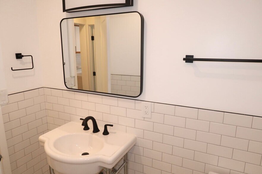 Building Photo - 5553 Fulcher, 2