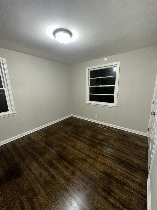 Building Photo - 2211 Larimore Dr