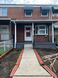 Building Photo - 3 Bedroom Townhome with Parking