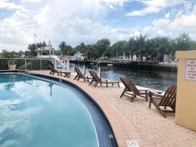 Building Photo - 2000 NE 135th St