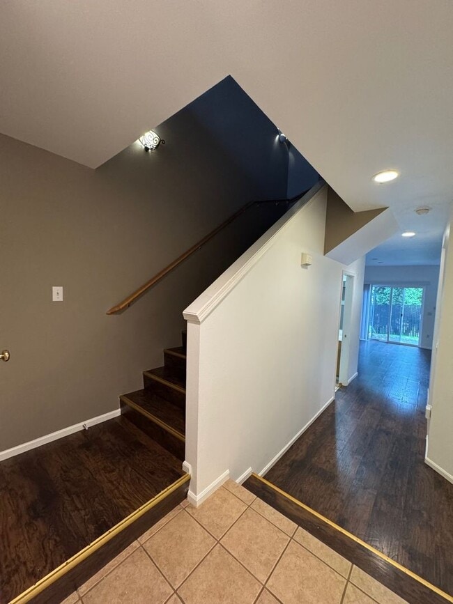 Building Photo - Gated 2 beds 2.5 baths townhome in Ashburn...