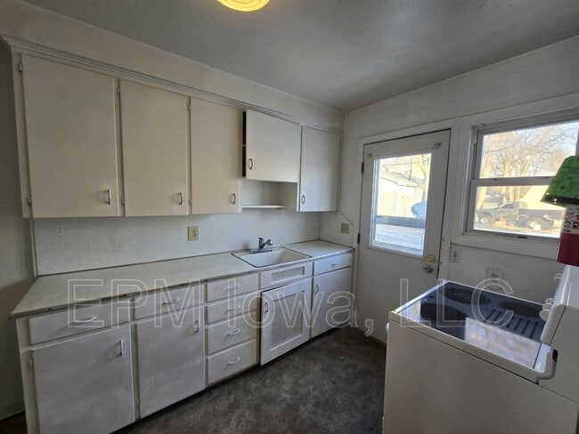 Building Photo - 261 Madison St