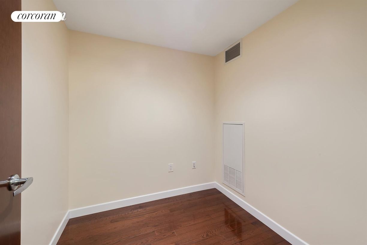 Building Photo - 462 W 58th St