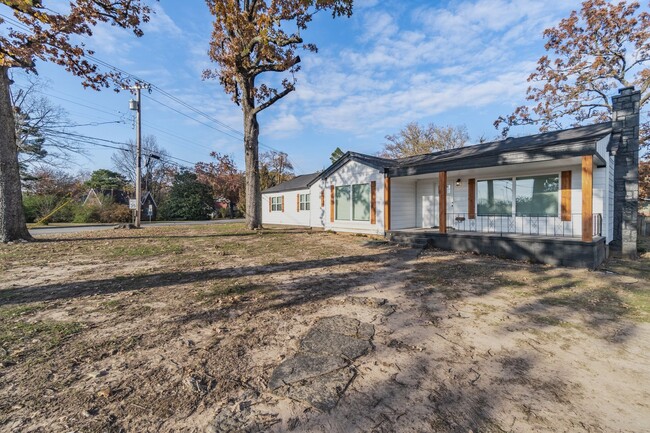 Primary Photo - Beautiful Newly Remodeled 3 Bed / 2 Bath H...