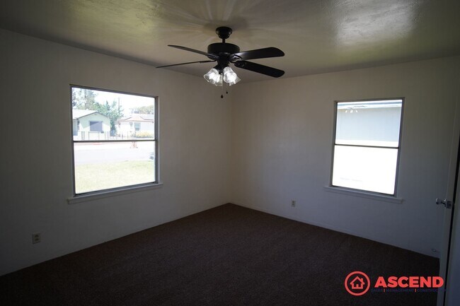 Building Photo - 2 Bed / 1 Bath Home with Solar – Convenient Bakersfield Location