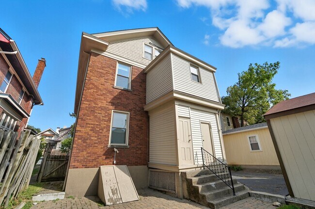 Building Photo - 6 Bed/3 Bath Remodeled Hyde Park Home w/Ce...