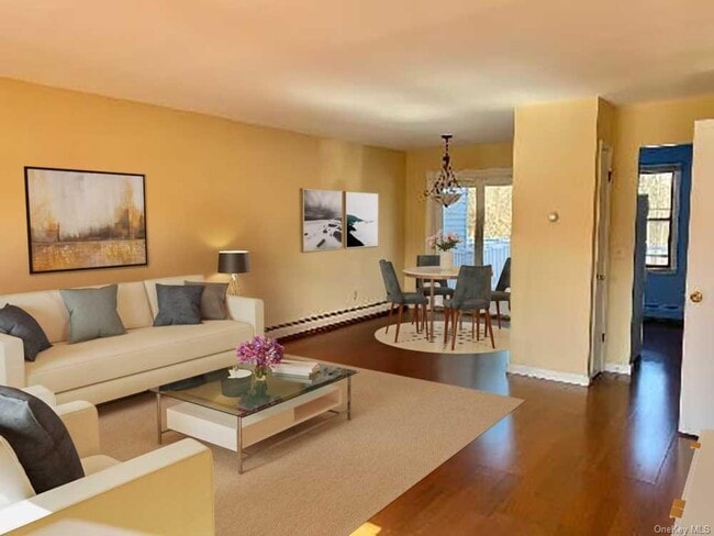 Building Photo - 10 Greenhouse Ln