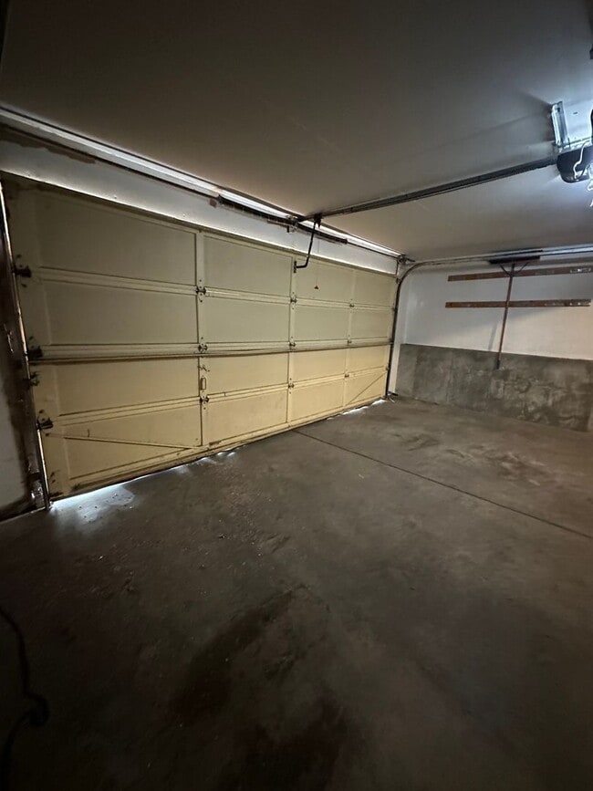 Building Photo - Lovely 4 bedroom house avail now