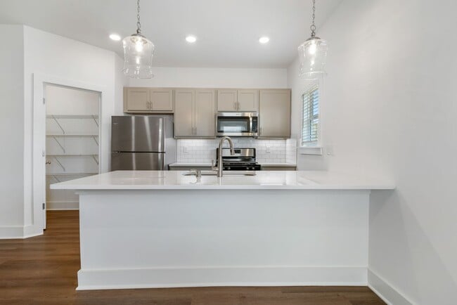 Building Photo - Spacious 3 Bedroom Home with Garage and Fenced Backyard!