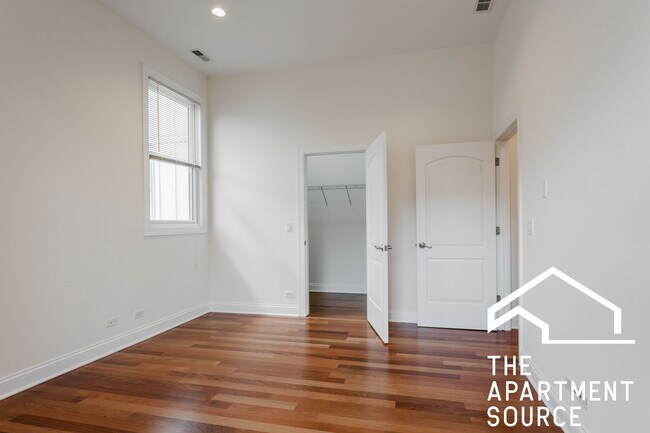 Building Photo - 1356 W Augusta Blvd