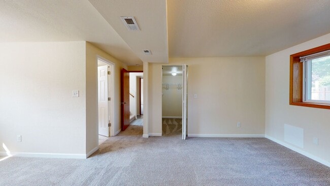 Building Photo - Location, Location, Location! - Four Bedroom house located minutes from Des Moines Waterfront