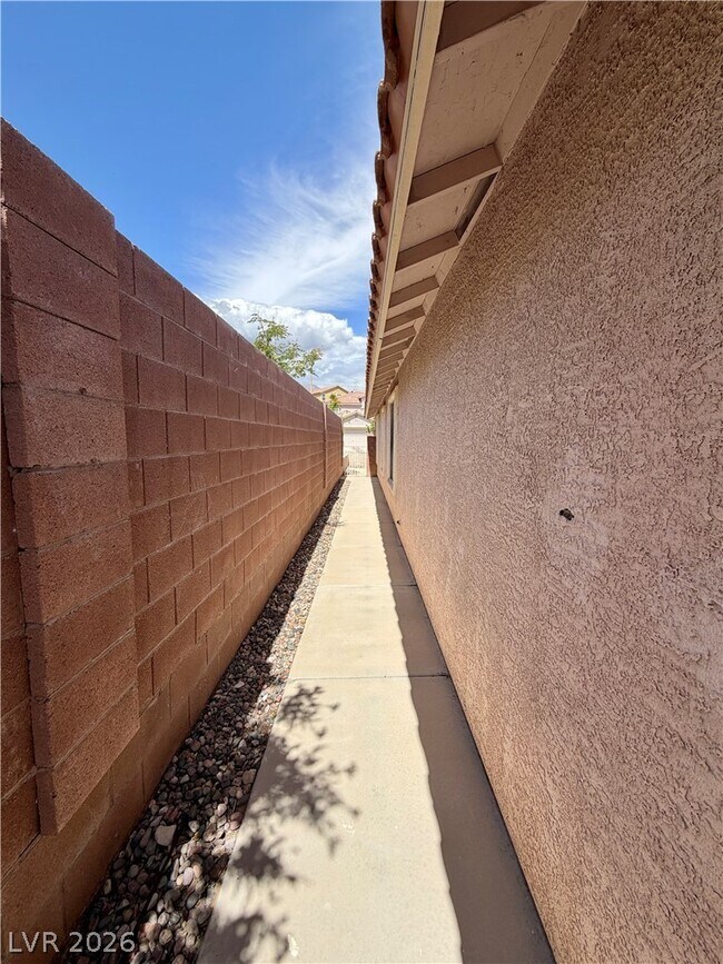 Building Photo - 1420 Dream Bridge Dr