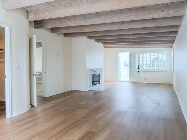 Building Photo - 3525 Sunset Ln