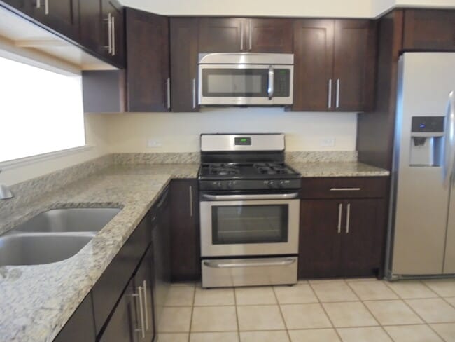 Building Photo - 938 Ridgefield Ln