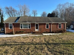 Building Photo - Well maintained 3 Bedroom/2 bath brick rancher in Mechanicsville with large backyard and two car ...