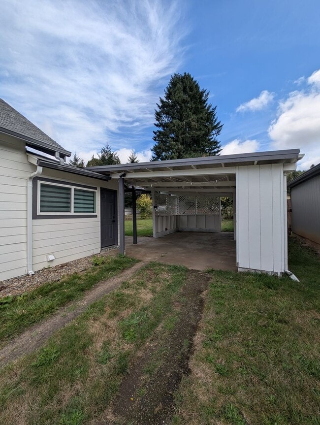 Building Photo - Adorable Four Bedroom w/ Fenced Yard Avail...