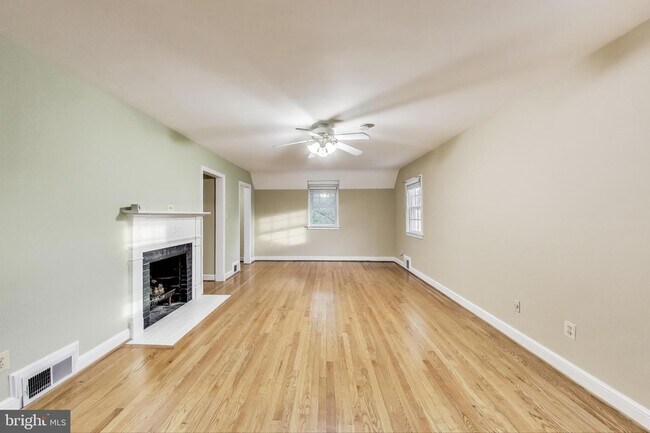 Building Photo - 9326 W Parkhill Dr