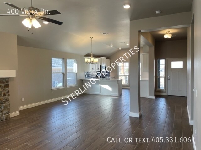 Building Photo - 400 Vista Dr