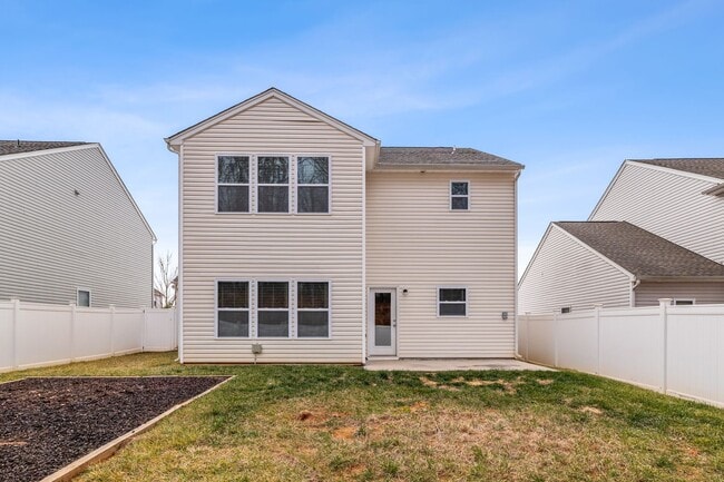 Building Photo - Newer Home in Reedy Fork, SS Appliance, Granite Counter-tops, Island, Office, Den, FP, Loft, Gara...