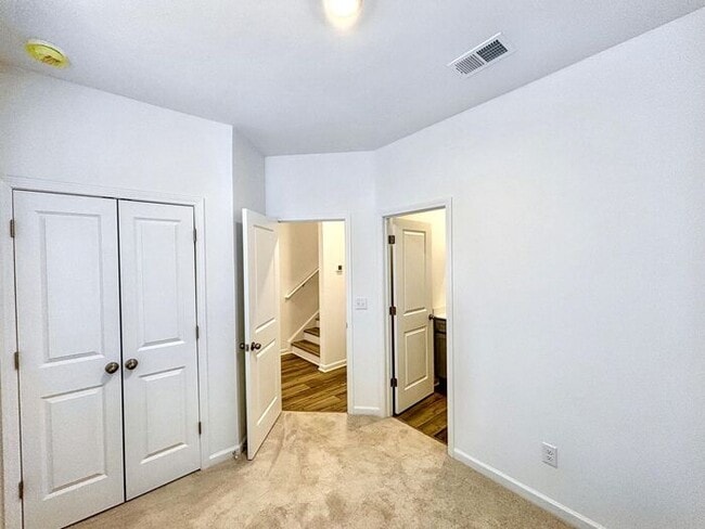 Building Photo - Beautiful 3-Bedroom Modern Mountain-View T...