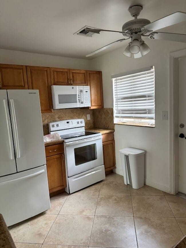 Building Photo - 2 BED/ 1 BATH WITH PRIVATE YARD